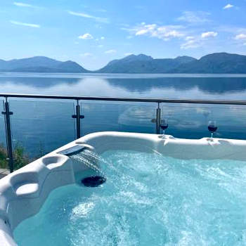 Loch Linnhe Waterfront Lodges with Hot Tubs
