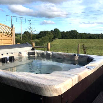 Arvalee Retreat With Outdoor HotTub