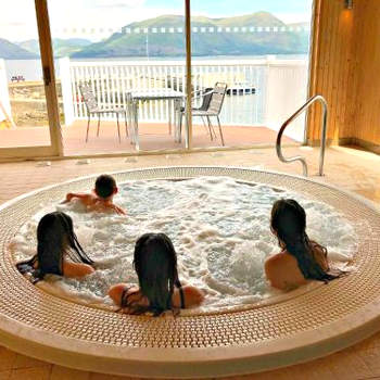 Holly Tree Hotel, Swimming Pool & Hot Tub