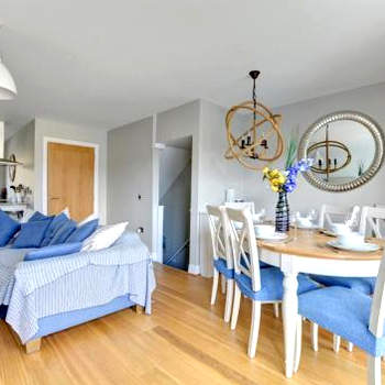 Ty Glas (The Blue House)