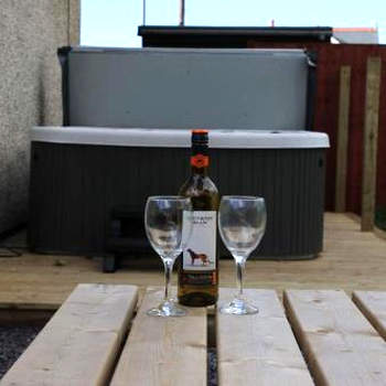 Swyn y Mor beach close Pet friendly hot tub