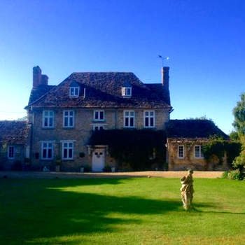 BUSCOT MANOR with HOT TUB-WILD SWIM-PADDLEBOARD-BIKES-BBQ-WALKS &SLEEPS UP TO 20