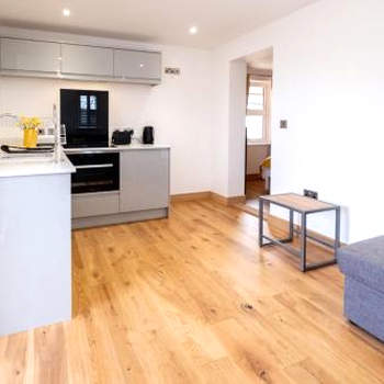 Oak – Three Tuns Apartments