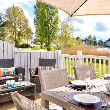 Spinnaker Lodge · Cotswolds Lakeside Home