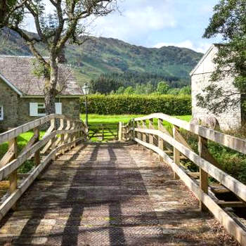 Enchanting,rustic, Dundurn cottage w/stunning views and private river