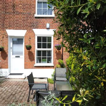 Secret Cottage, Wivenhoe - Charming, Cosy, Convenient & Quiet, 2 x Double Bed Period Cottage PLUS Patio - 6 min walk train, 2 min walk High Street Pubs, Restaurants, Shops