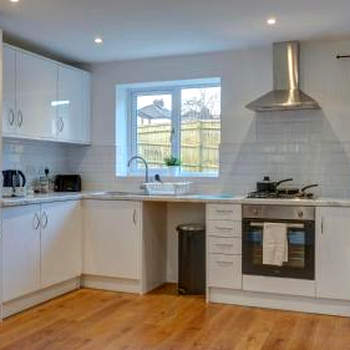 Low Cost, 4 Bed with Parking & Large Garden 04