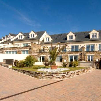 BY THE BEACH, spacious, garden & parking