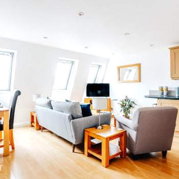 Central 3 bed apartment at Regents Court, Newbury