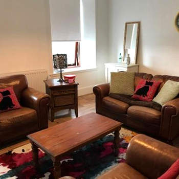 Centrally located 2 bed modern flat with harbour views