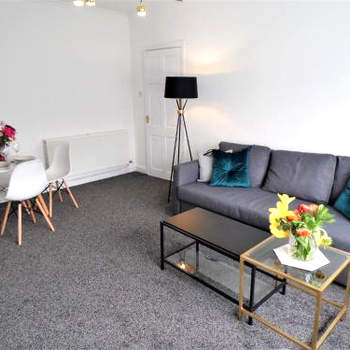 Penilee Upper Apartment