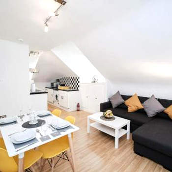 Canterbury 2 Bed Apartment Close to Town CT1 Sleeps 6