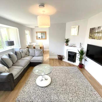 Coastline Retreats - Cosy Bungalow in Ringwood Town Centre with lots of Parking and Large Enclosed Garden