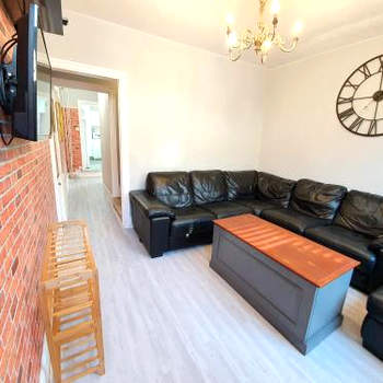 Victorian Home, 3BR, Airport, M1, 6 beds, sleeps 12