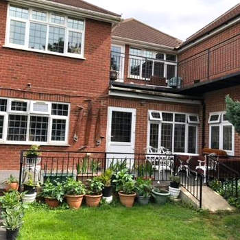 1-Bed unit 10 minute drive from Hellfire Caves