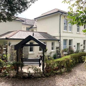Hollyhocks Holiday Home-Luxury ground floor 2 bedroomed apartment sleeps 5