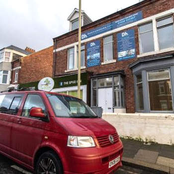 Dwellcome Home Ltd Spacious 4 King Bedroom 6 Beds Townhouse - see our site for assurance