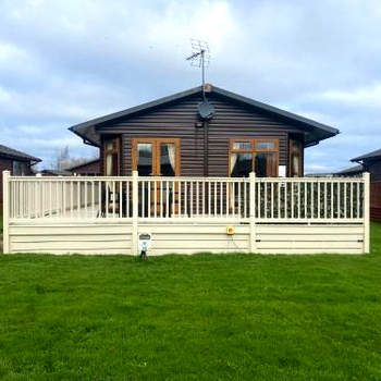 Saffron Lodge With Hot Tub