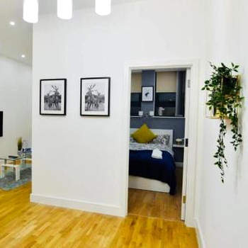 Cosy Central Self Contained Flat by CozyNest