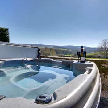 Priesthill at Harthill Hall own Hot Tub 8am-10pm, private use of indoor pool and sauna 1 hour per day