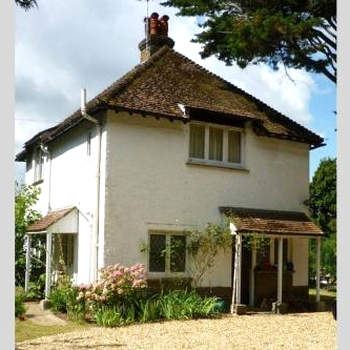 Cosy Family Cottage, Semi Rural Retreat - Dogs Welcome! Nearby Countryside, Beaches & Goodwood