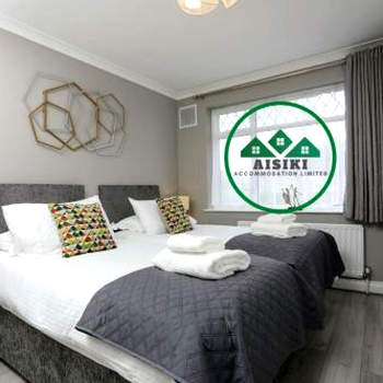 FW Haute Apartments at Hillingdon, 3 Bedrooms and 2 Bathrooms Pet-Friendly HOUSE with Garden, with King or Twin beds with FREE WIFI and PARKING