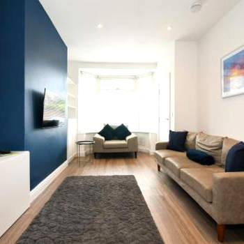 Morden house close to City centre & The Peaks
