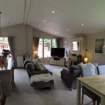 Chatsworth lodge with hot tub.