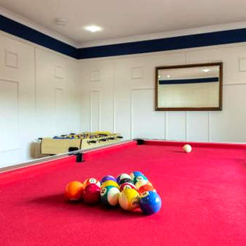Alton Villa, Sleeps 10, Great for Families, Undercover Hotub & Games Room