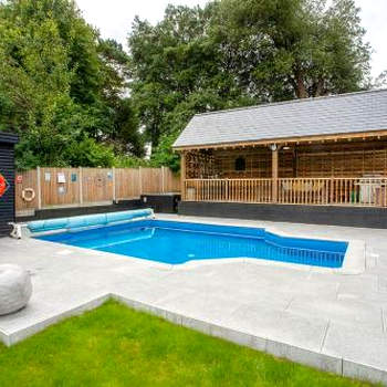 Luxurious winter or summer 32c heated Pool private Hot tub & bar deal kent