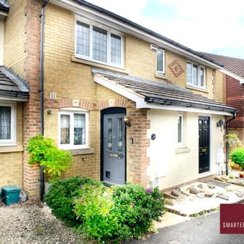 Knaphill - 2 Bed House - Private Garden & Parking