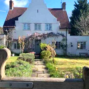 Pretty country family home- dog friendly.