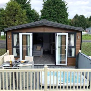 Nightingale Lodge with Hot Tub