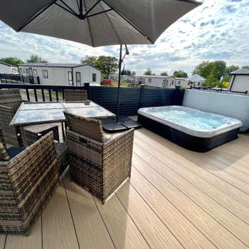 Honeysuckle Hot Tub Lodge
