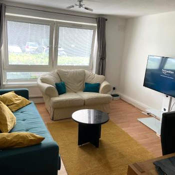 Spacious Apartment near Heathrow with Allocated Parking