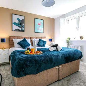 Luxury House - Sleeps 12 - Smart TVs, Fast Wifi, Garden and Free Parking by Yoko Property