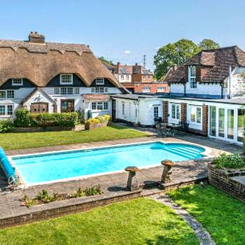 Beautiful Thatched Cottage with heated outdoor pool, Great for families & Dog Friendly!