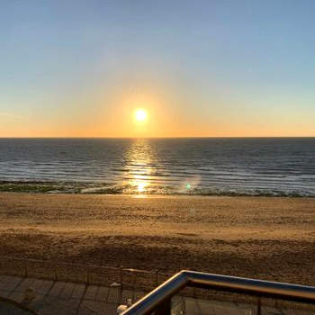 Gorgeous 2 Bed Apartment with Stunning Sea Views with Free Parking and Fast Internet