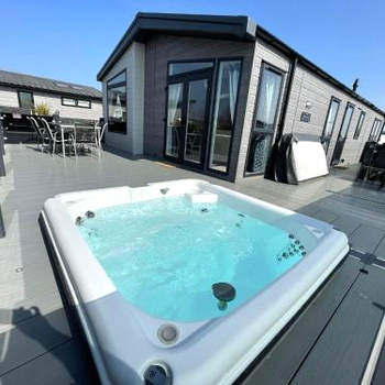 Indulgence Lakeside Lodge i3 with hot tub, private fishing peg situated at Tattershall Lakes Country Park