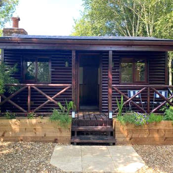 Luxury Log Cabin with Outdoor Wood Fired Hot Tub & Pizza Oven