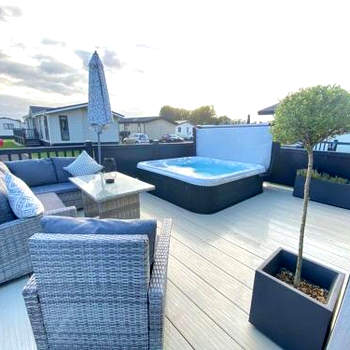 Burford, Hot Tub Lodge