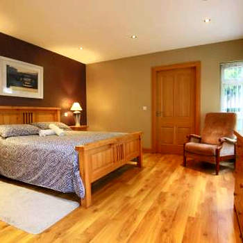 Spacious 4 Bedroom Home - 5 min walk to town