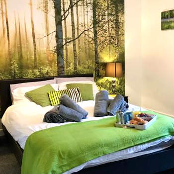 Stylish 3 bedroom house only 5 mins from M6/M58