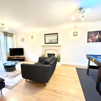 Phoenix a 4 bedroom home just off the M20 easy access to Dover & Eurotunnel in central Ashford with free parking