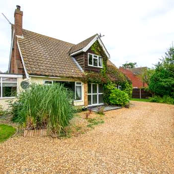 Coastal cottage sleeping 10 with hot tub - 5 minutes to beach