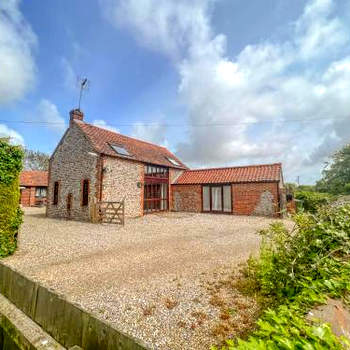 Meadow Barn - stunning Norfolk holiday home sleeping 8 - under 3 miles to the coast