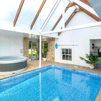 Historic country house retreat with indoor swimming pool and hot tub, ideal for large groups
