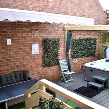 Hot Tub, Free Parking, Near Shops & Restaurants, Location 1m to City