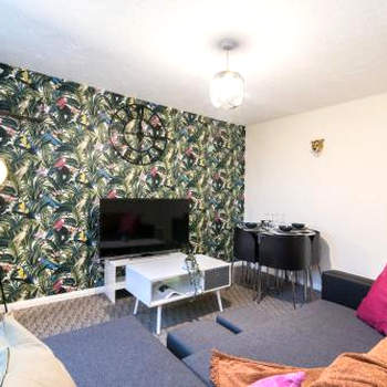 Coventry- Perchfoot 3 Bedroom Contractor and Pet-Friendly Spacious House