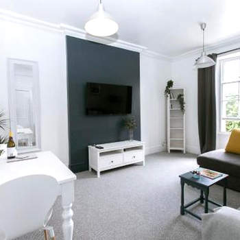 Spacious Apartment, Free Parking, Central Location Near To Uni, Hospital, Town